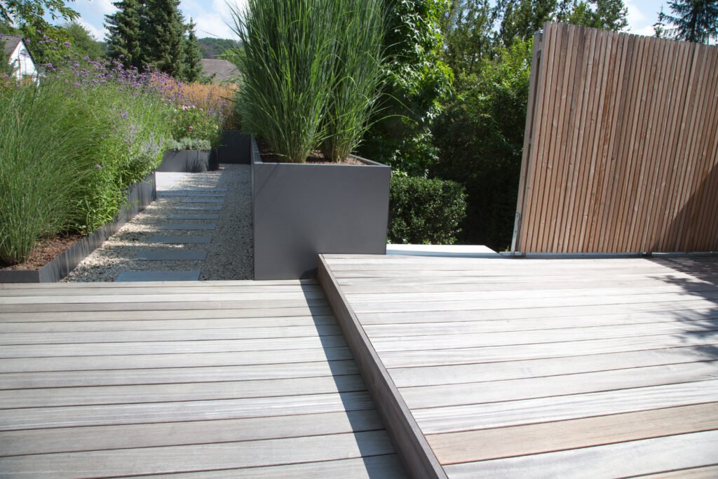 Moderne Terrasse aus Holz in Holzterrasse Oranienburg